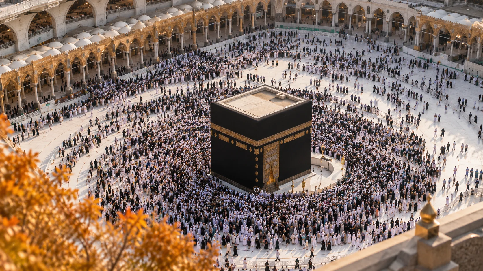 Sonbahar sonunda Mescid-i Haram'da tavaf eden kalabalığın üstten görünümü