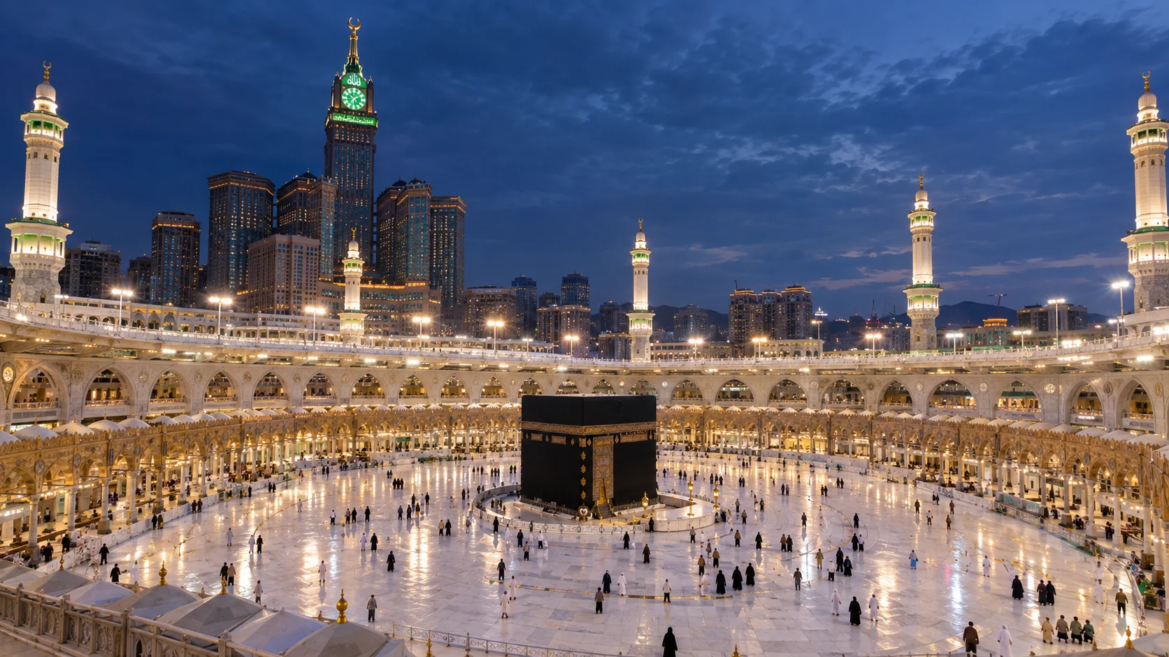 Yılbaşı döneminde serin bir gecede Mescid-i Haram'ın ışıklandırılmış geniş açı görünümü