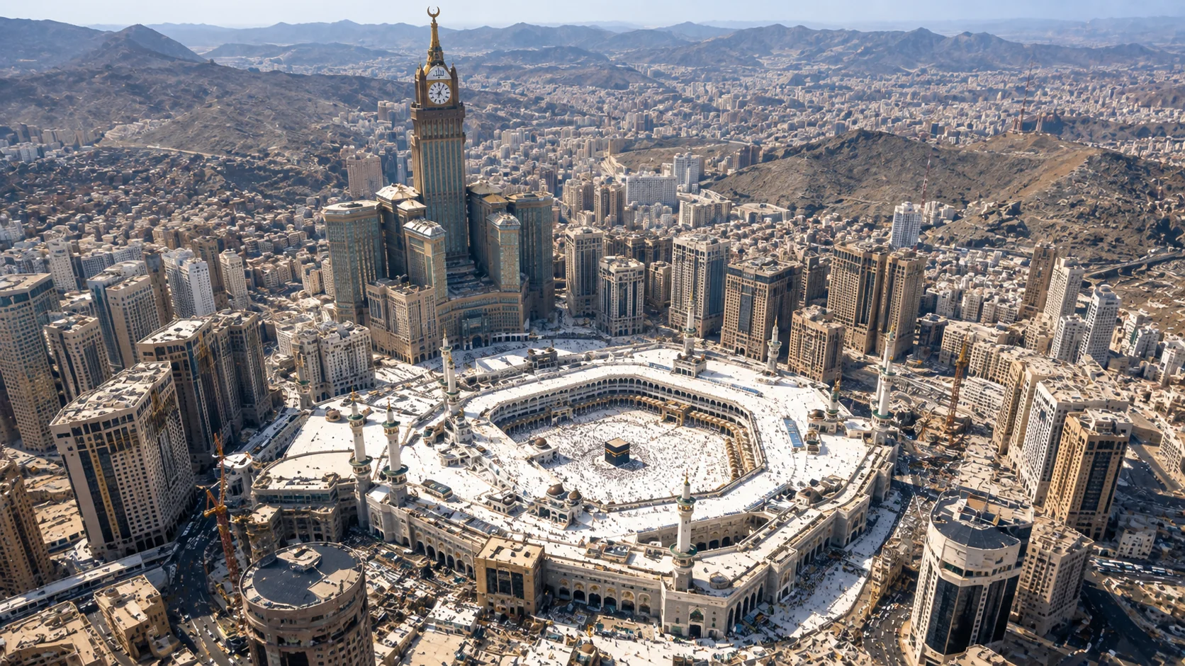Mescid-i Haram'ı çevreleyen otel kulelerinin havadan görünümü