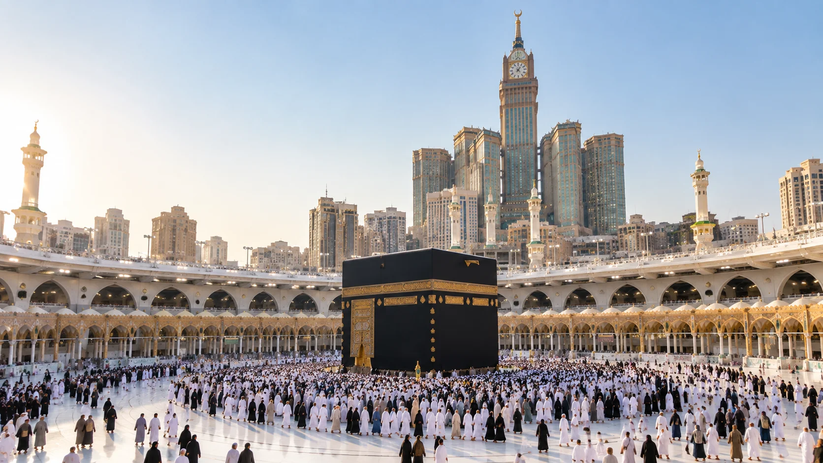 Mescid-i Haram avlusunda Kâbe'nin sabah ışığında net görünümü