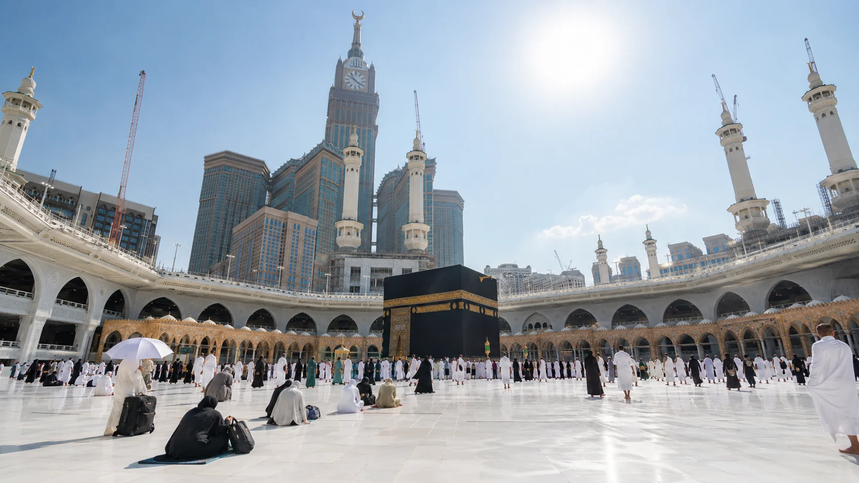Öğle güneşi altında Mescid-i Haram avlusu