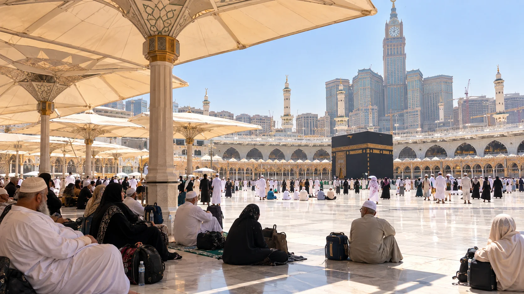 Ağustos sıcağında Mescid-i Haram avlusunda şemsiyeli gölgeliklerin altında dinlenen yolcular