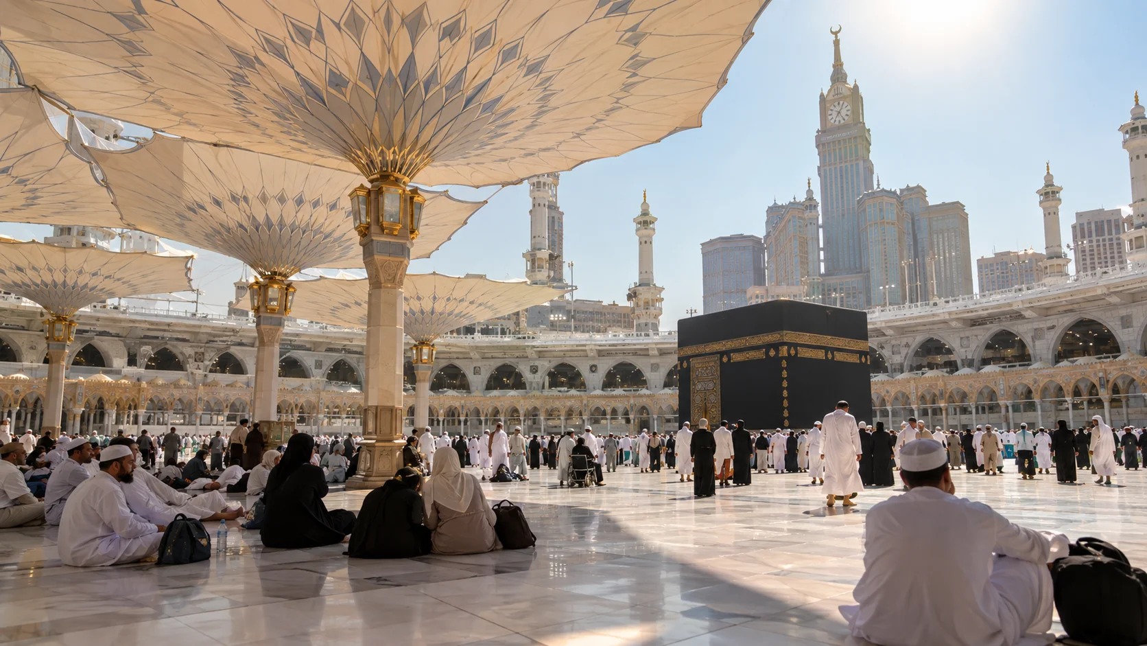 Temmuz sıcağında Mescid-i Haram avlusunda dev şemsiyelerin gölgesinde dinlenen yolcular