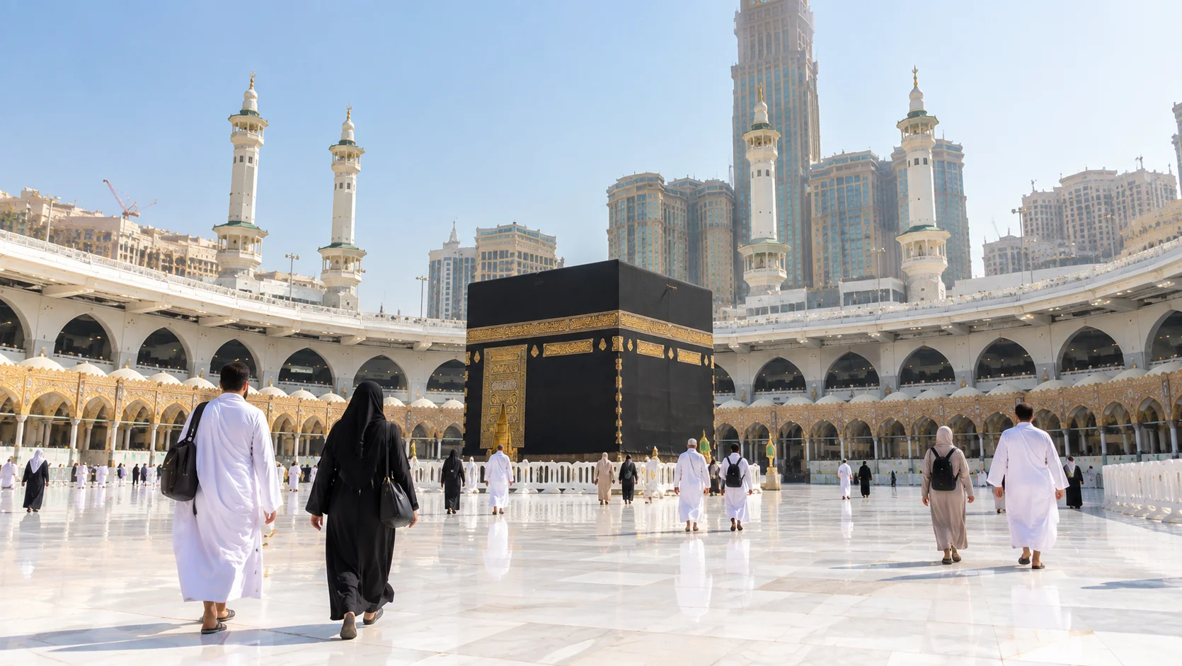 Yaz ortasında az kalabalık Mescid-i Haram avlusu