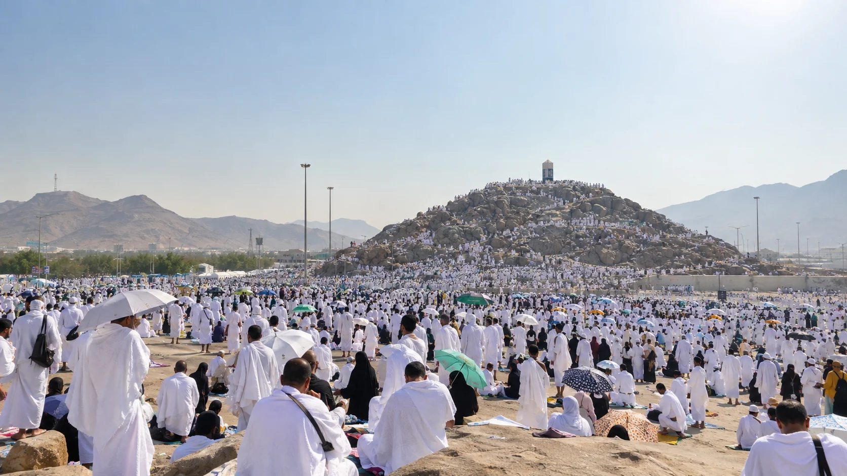 Arafat ovasında öğle vaktinde vakfe yapan hacı kalabalığının geniş açı görünümü