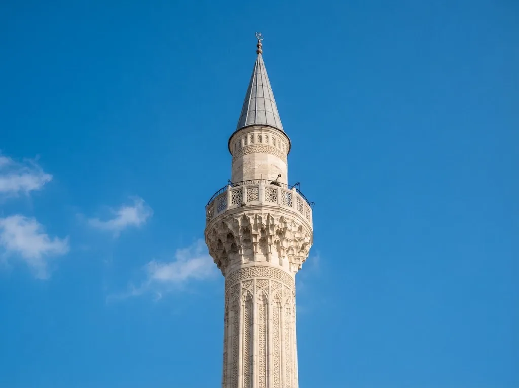 Mescit minaresinin şerefe ve külah bölümünü gösteren yakın plan görünüm