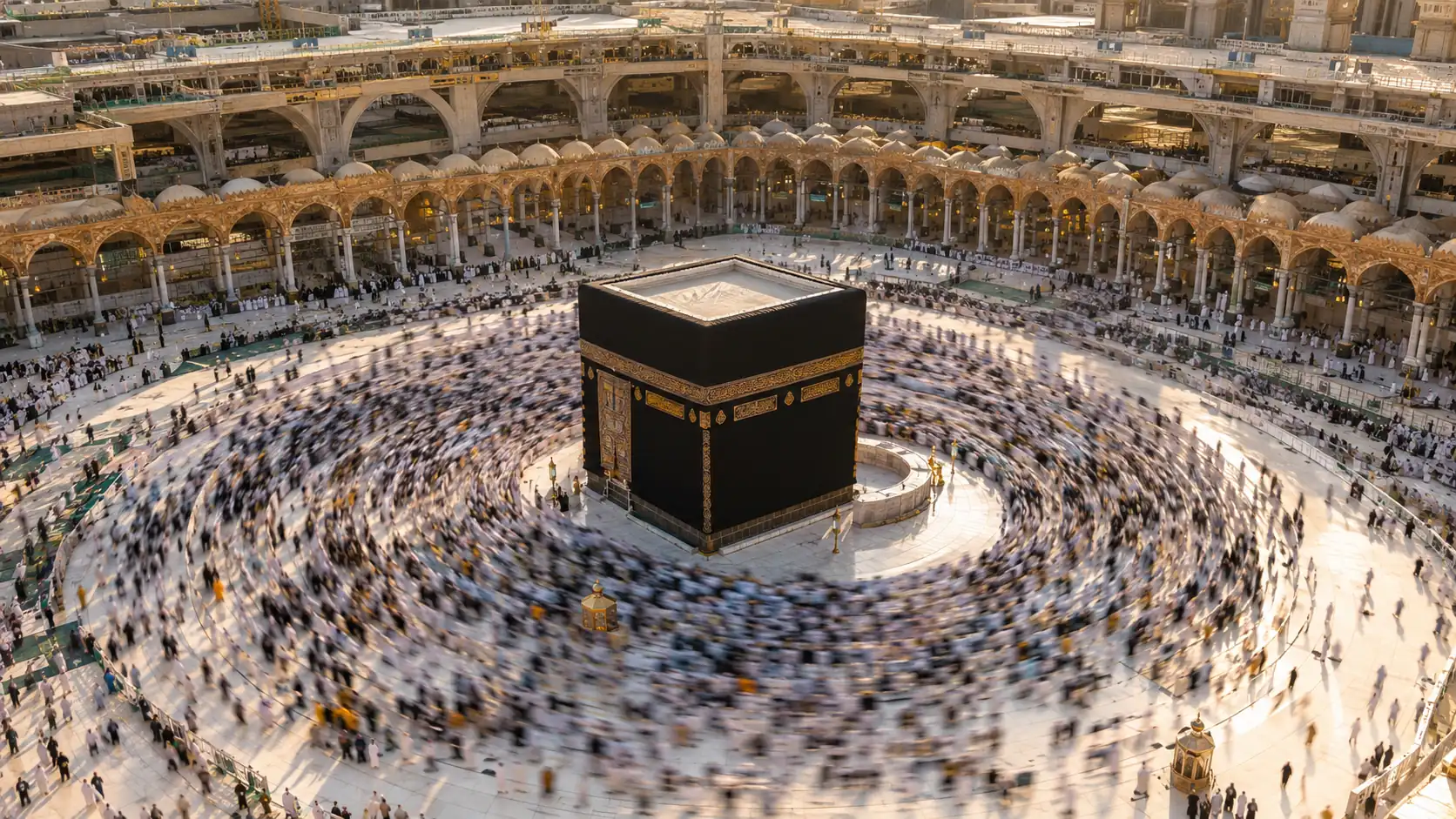 Mescid-i Haram'ın ortasında siyah örtülü Kabe ve etrafında dönen tavaf halkasının kuşbakışı görünümü