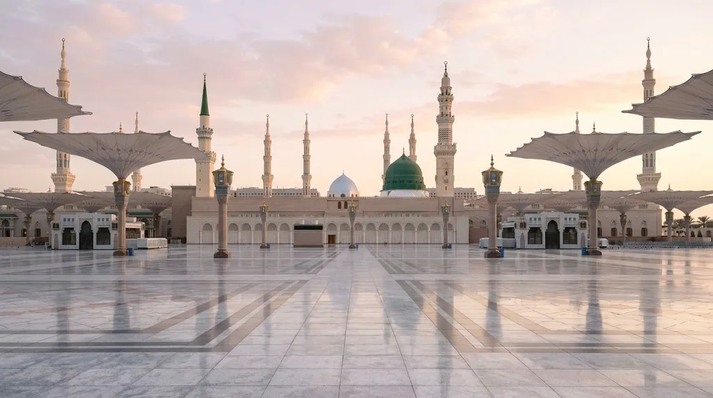 Medine'de Mescid-i Nebevi minareleri ve avlu şemsiyelerinin sabah ışığındaki geniş açı görünümü