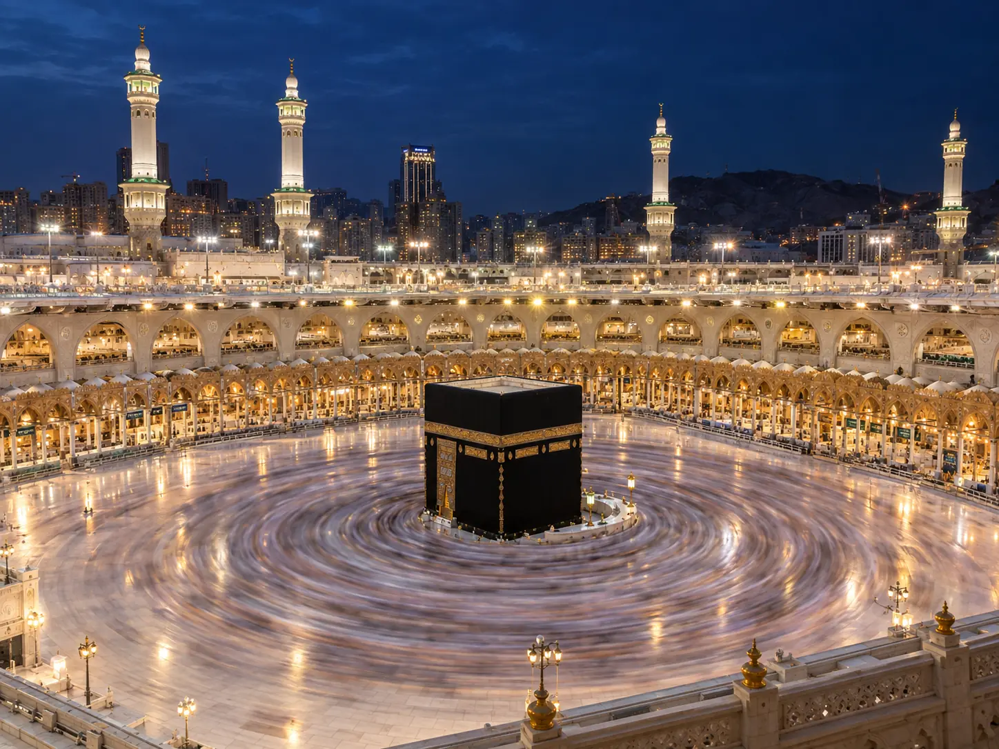 Mescid-i Haram avlusunda tavaf eden kalabalığın uzun pozla alınmış gece görünümü