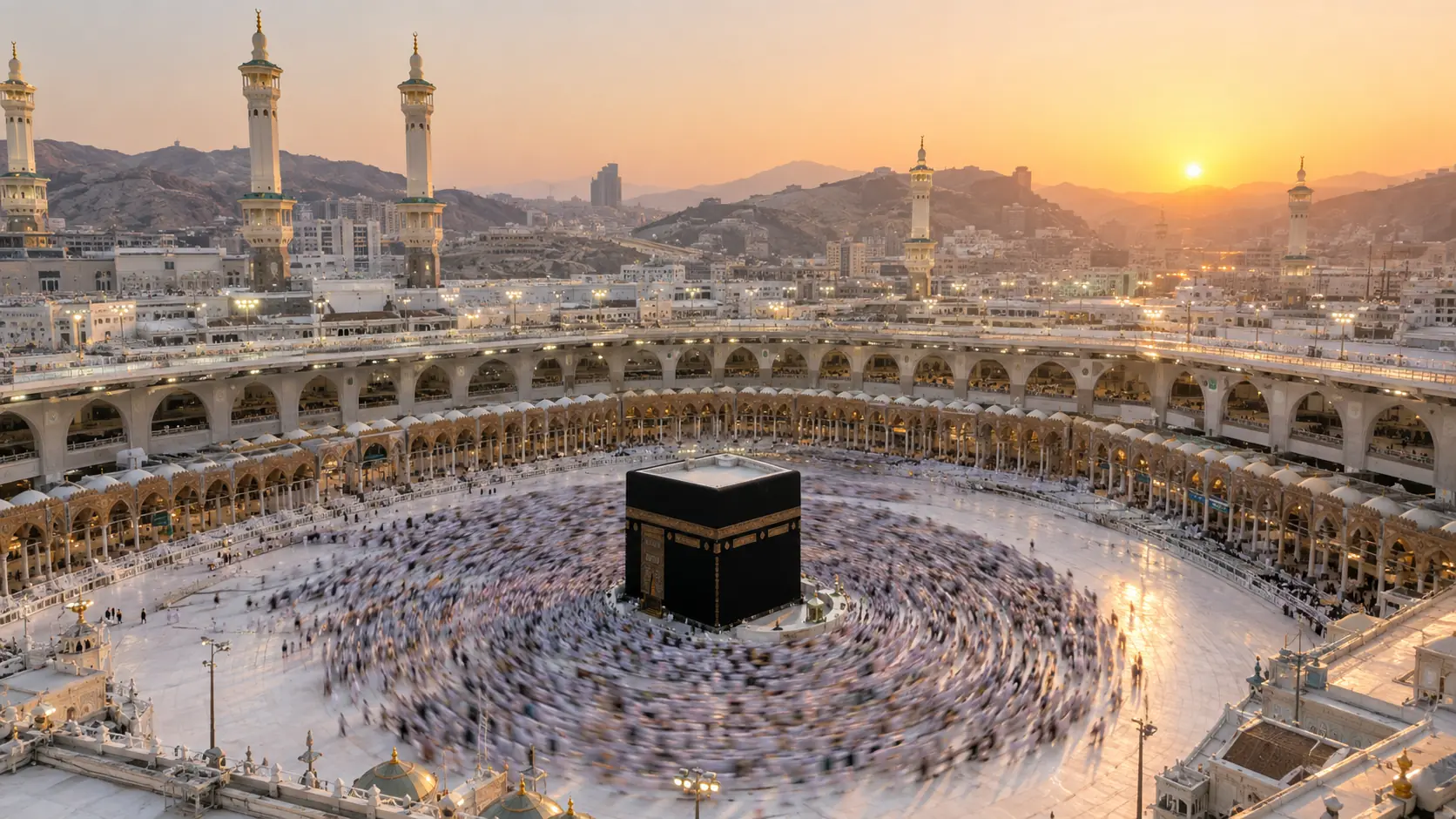 Gün doğumunda Kâbe ve Mescid-i Haram avlusunun kalabalıkla birlikte kuşbakışı görünümü