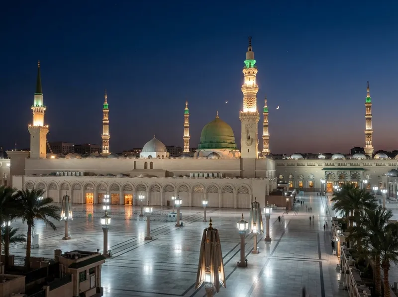 Diyanet umre programi icin Medine Mescid-i Nebevi gece gorunumu