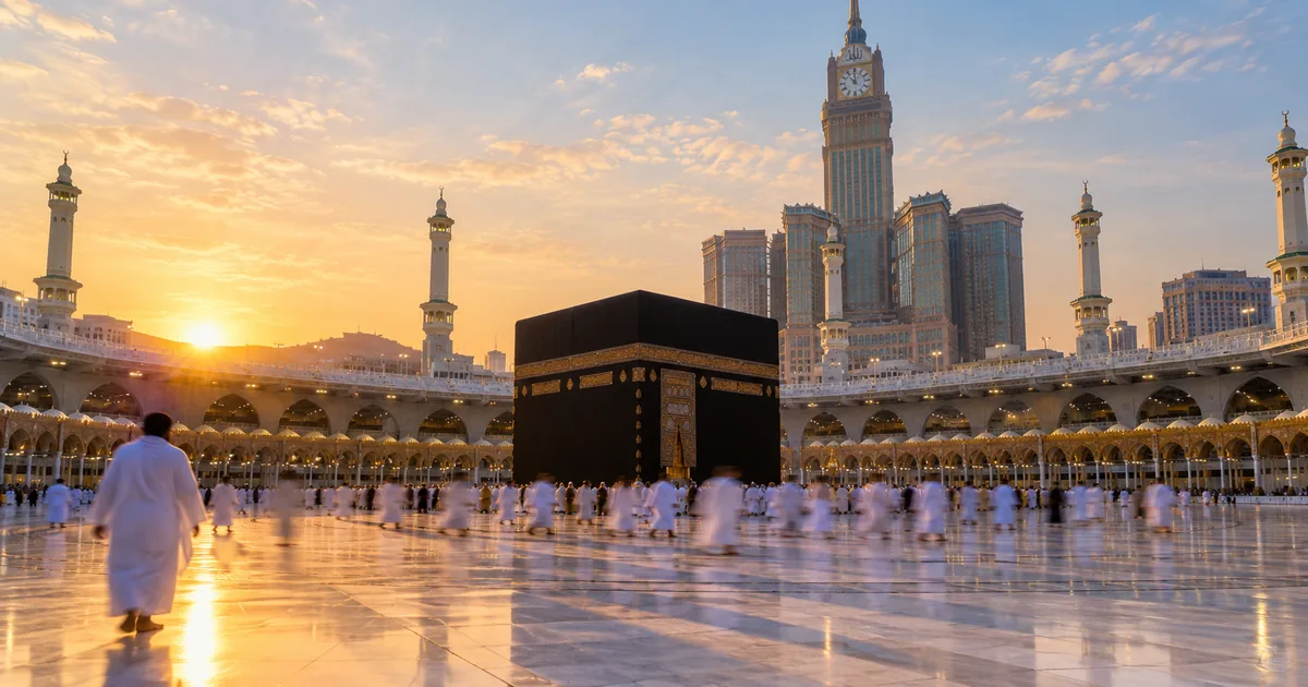 Kâbe'yi çevreleyen Mescid-i Haram'da beyaz ihramlı hacı adayları, gün doğumu ışığında tavaf ederken