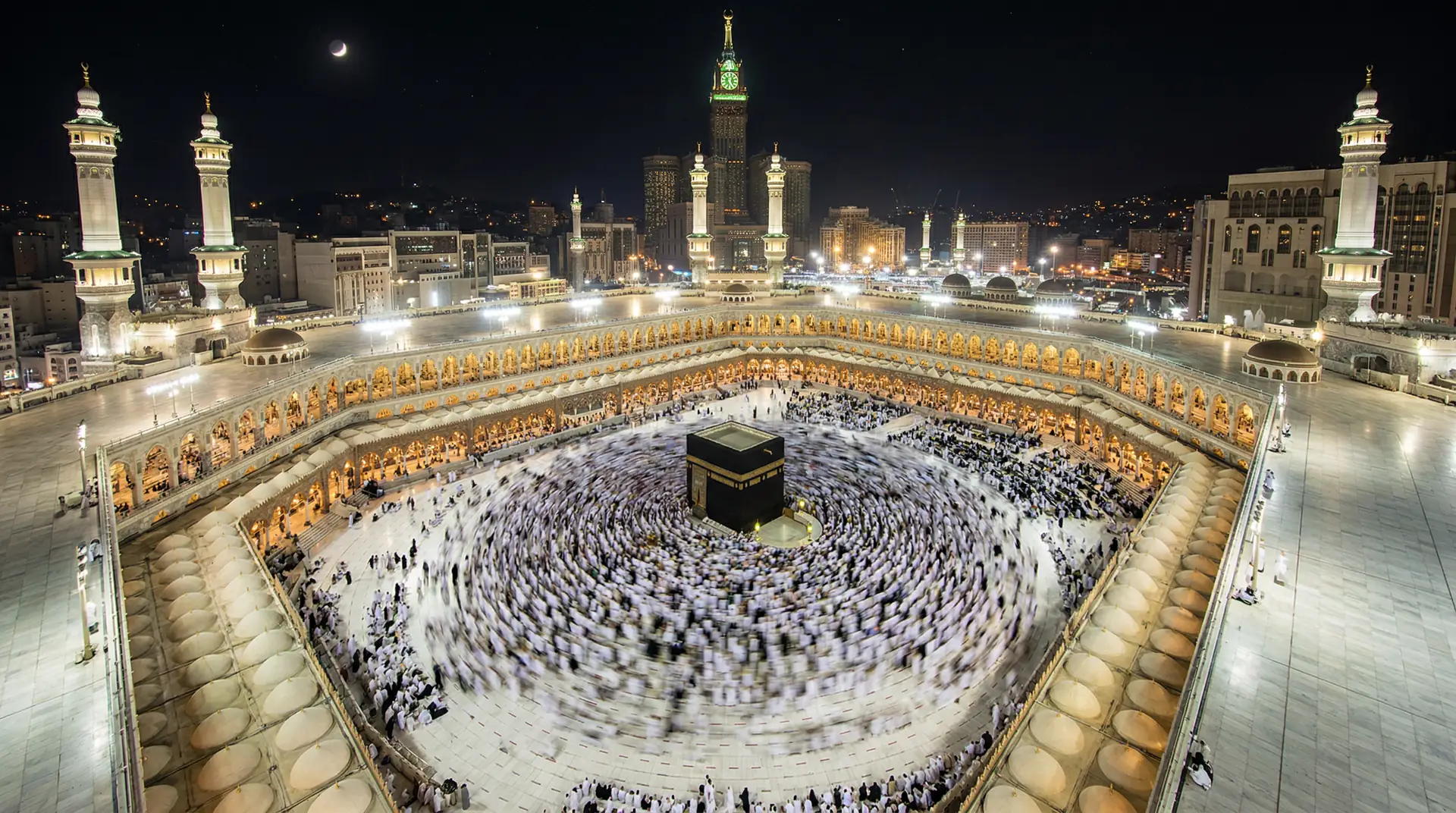 Kabe etrafında tavaf eden hacılar ve Mescid-i Haram'ın gece görünümü