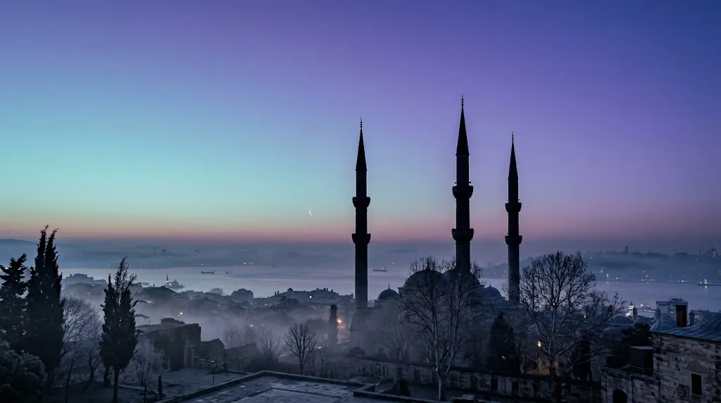 Kış akşamında ince hilal ve minare siluetleri ile üç ayların başlangıcını anlatan sembolik kompozisyon